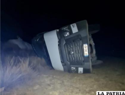 El motorizado tiene daños materiales tras el vuelco /Tránsito