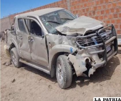 Tras el accidente, el chofer de la camioneta falleció /LA PATRIA