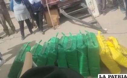 Varios yutes con droga fueron hallados dentro el camión /LA PATRIA