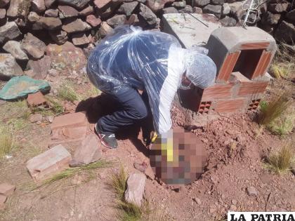 Una médico forense realiza el levantamiento legal de cuerpo /FGE
