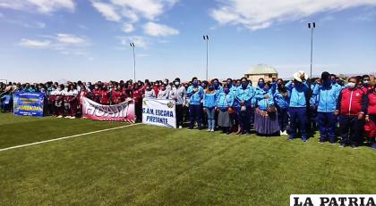 Las delegaciones durante el acto de inauguración de la competencia /LA PATRIA