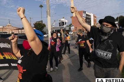 Varias personas marchan contra el veredicto en el que fue absuelto Kyle Rittenhouse /AP Foto /Jae C. Hong
