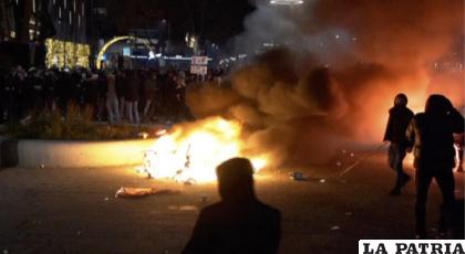 En esta imagen, tomada de un video, manifestantes protestan contra las restricciones del gobierno por la pandemia del coronavirus /Media TV Rotterdam vía AP