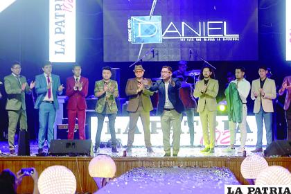 DISEÑOS DANIEL RECIBIENDO EL APLAUSO DEL PÚBLICO