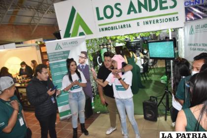 La presencia de tiktokers en el stand de “Los Andes” causó expectativa del público /LA PATRIA