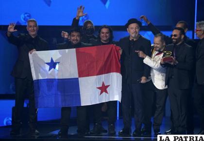 Ruben Blades, tercero de derecha a izquierda, Roberto Delgado, derecha, y su orquesta reciben el premio al álbum del año por “SALSWING!” mientras sostienen la bandera de Panamá /Foto AP /Chris Pizzello