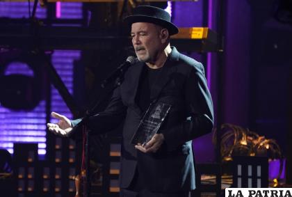 Rubén Blades recibe el premio a la Persona del Año durante la ceremonia de los Latin Grammy /Foto AP /Chris Pizzello