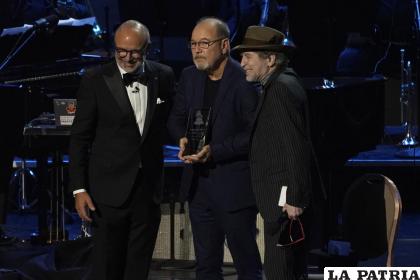 Manuel Abud, director ejecutivo de la Academia Latina de la Grabación, a la izquierda, y Joaquin Sabina, a la derecha, le entregan a Rubén Blades el premio a la Persona de Año /AP Foto /Chris Pizzello