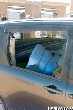 Se pudo observar algunos fardos de ropa usada en el vehículo del occiso /Captura de video