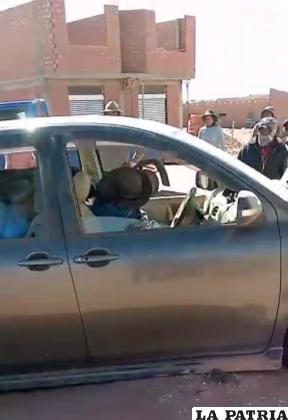 La víctima yace dentro el automóvil sin vida /Captura de video