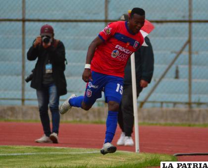 Vásquez celebra el primer gol de su equipo /APG