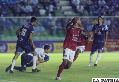 Los “aviadores” tuvieron la ocasión de ganar, menos mal respondió el portero de Blooming /APG