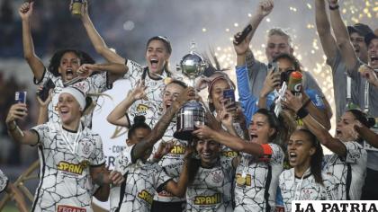 Las integrantes de Corinthians con el trofeo en alto celebran el título obtenido tras vencer a Santa Fe 2-0 /as.com