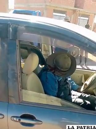 La víctima manejaba un vehículo “chuto” y con fardos de ropa usada /Captura de video