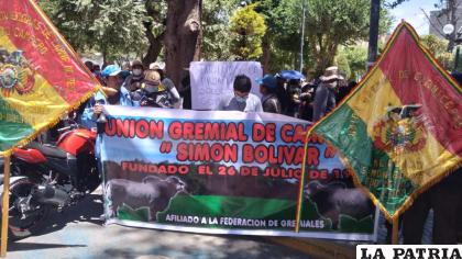 Comerciantes en protesta por el incremento del precio de la carne de res /Fides Oruro