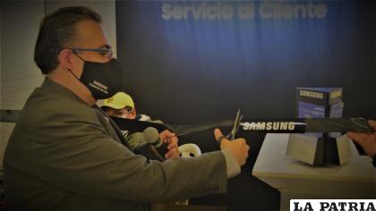 Momento del corte de cinta para la inauguración /Samsung