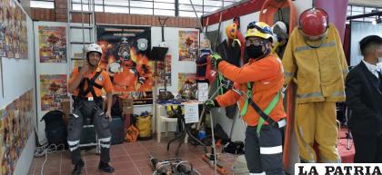 Demostración del SAR Bolivia filial Oruro en Expoteco Emprendedor /LA PATRIA 