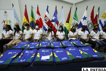 Durante el acto de entrega de la bandera y los uniformes /APG