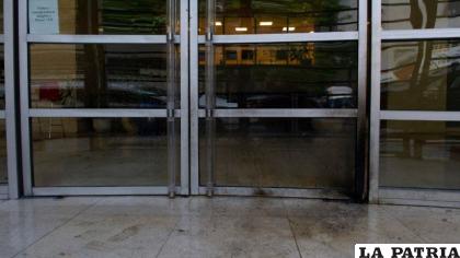 La entrada de ingreso al Clarín donde cayeron las bombas molotov /MAXI FAILLA