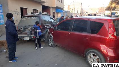 El chofer del carro guindo, impactó contra la vagoneta  /LA PATRIA