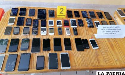 Algunos de los celulares recuperados /Erbol