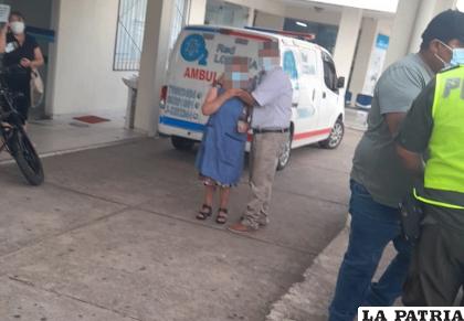 Familiares de la víctima en el centro médico donde fue atendido /Clave300