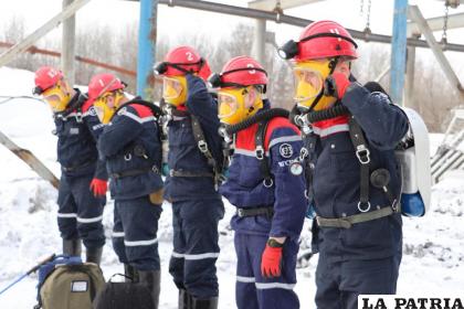 Rescatistas se preparan para ingresar a una mina de carbón cerca de la ciudad de Kemerovo /Ministerio ruso de Situaciones de Emergencia vía AP