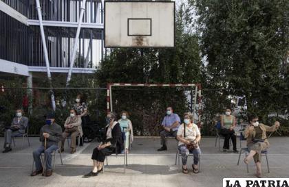Personas esperan recibir su segunda dosis de la vacuna Sinovac /AP Foto /Esteban Félix