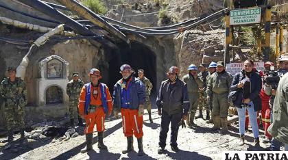 Trabajadores mineros prestos a ingresar a profundos socavones de explotación minera