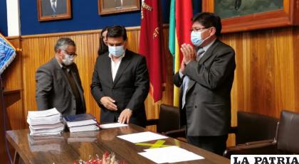 Autoridades universitarias de la UTO entregan carpeta con proyectos al gobernador Johnny Vedia /LA PATRIA