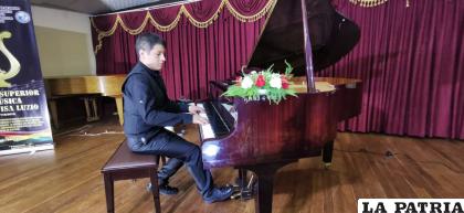 Mesías David Ticona Molina interpretando el piano /LA PATRIA