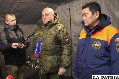 El gobernador de Kemerovo, Sergei Tsivilyov (centro), habla con reporteros en las instalaciones de la mina de Listvyazhnaya /AP Foto /Sergei Gavrilenko