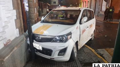 El radiotaxi llevaba a las pasajeras que resultaron heridas tras el impacto /LA PATRIA