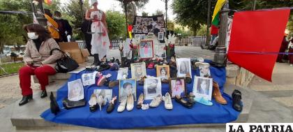Las fotografías de las víctimas reflejadas en el altar en la plaza /LA PATRIA