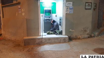 El occiso fue encontrado de esta manera en el cajero /LA PATRIA