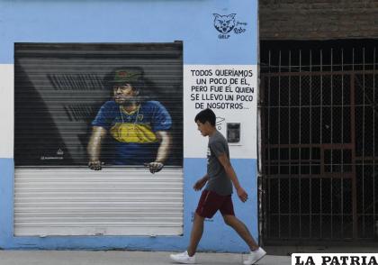 Mural en homenaje a Diego Maradona en un barrio bonaerense /AP Photo /Gustavo Garello