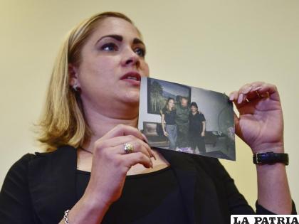 Mavys Álvarez muestra una foto en la que aparece junto a Diego Maradona y Fidel Castro /AP Foto /Gustavo Garello