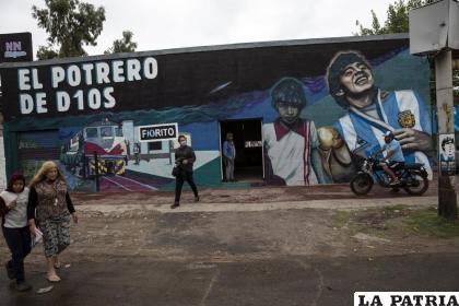 Un mural con la imagen del extinto astro del fútbol Diego Maradona afuera del Estrella de Fiorito, su primer club /AP Foto /Rodrigo Abd