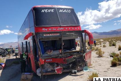 El bus tuvo daños materiales en la parte frontal /LA PATRIA