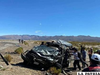 Personas ayudan a sacar el cadáver del conductor /LA PATRIA