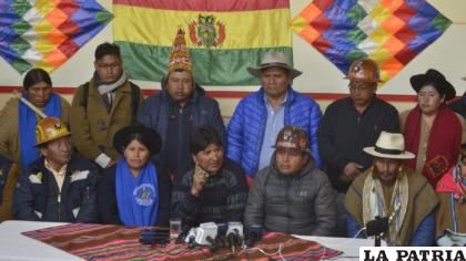 Evo Morales junto a sus allegados en la rueda de prensa que brindó en Ayo-Ayo /BOLIVISIÓN