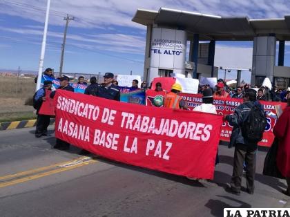 Movilización de trabajadores de Aasana en El Alto /INNOVAPRESS