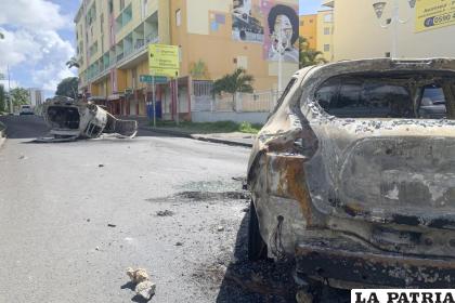 Un auto calcinado en una calle de Le Gosier, en la isla de Guadalupe /AP Foto/Elodie Soupama