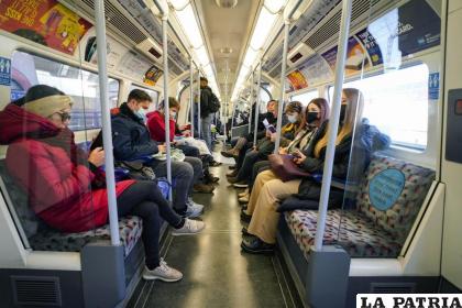 Personas con cubrebocas debido al coronavirus viajan en el metro de Londres /Foto AP/Alberto Pezzali