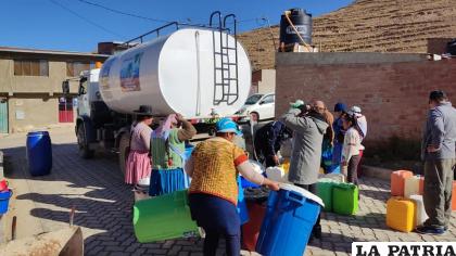 A diario se reparte agua mediante cisternas en zonas altas /GAMH
