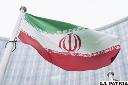 La bandera de Irán ondea frente al edificio Centro Internacional con la sede del Organismo Internacional de Energía Atómica en Viena /AP Foto /Florian Schroetter, Archivo