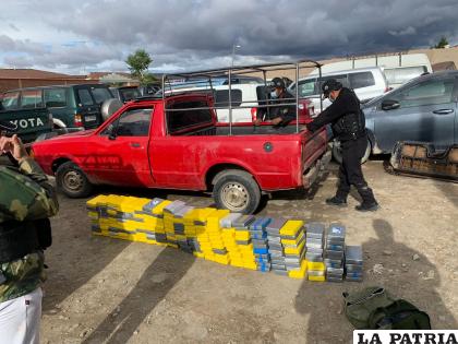 Más de 200 kilos de cocaína fueron encontrados en la camioneta /Cortesía