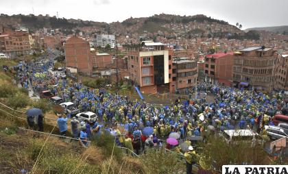 Los marchistas bajaron de la ciudad de El Alto rumbo a La Paz /APG