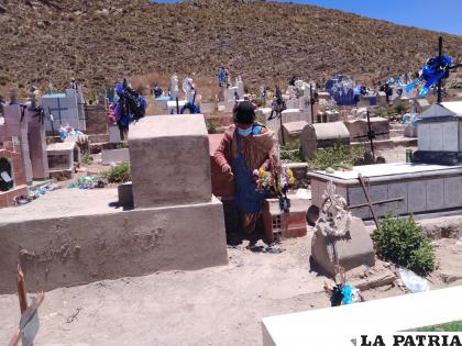 Octubre es el mes para la construcción o limpieza de los nichos /LA PATRIA