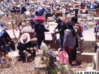 El pago por las oraciones es un plato de ofrendas /LA PATRIA